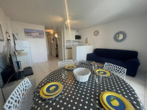 150 CAP D'AGDE Quartier Falaises proche plage T2 cabine avec place de parking et piscine